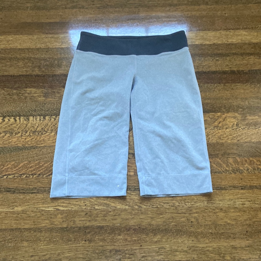 Lululemon size 4 clam diggers navy and grey